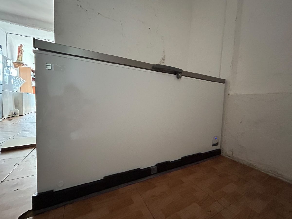 El primer arcón congelador ya instalado en el Banco de Alimentos