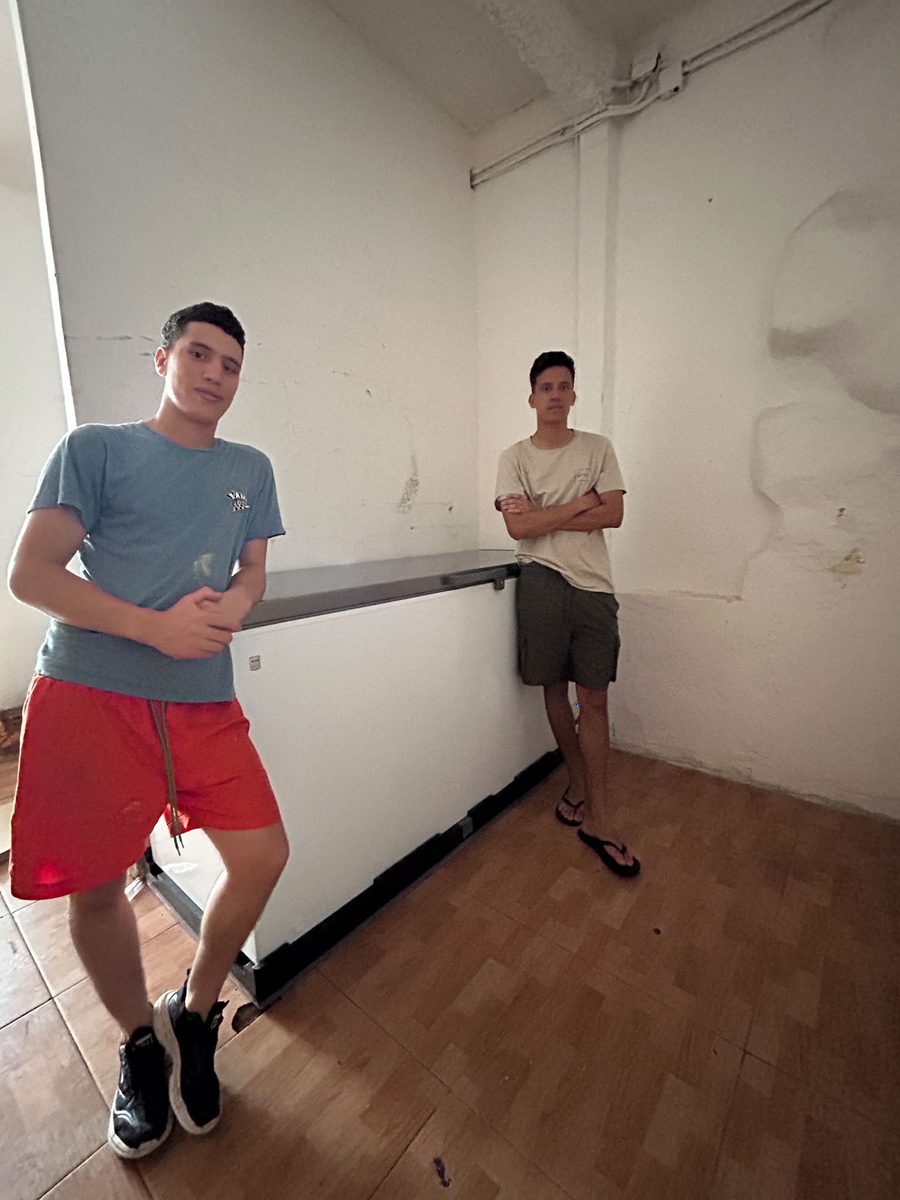 Voluntarios de Jóvenes de San José junto al nuevo congelador